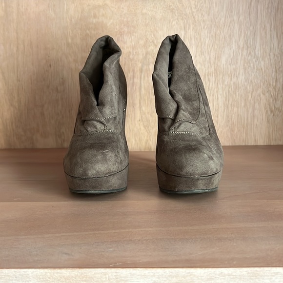 Mossimo Taupey/Grey Heels in Suede-like Texture - Picture 2 of 8